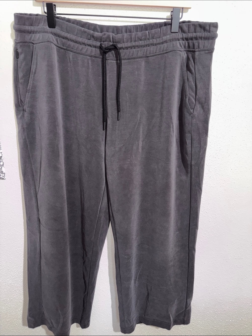 Athleta - Seasoft mid-rise straight leg crop pant (size X-Large)